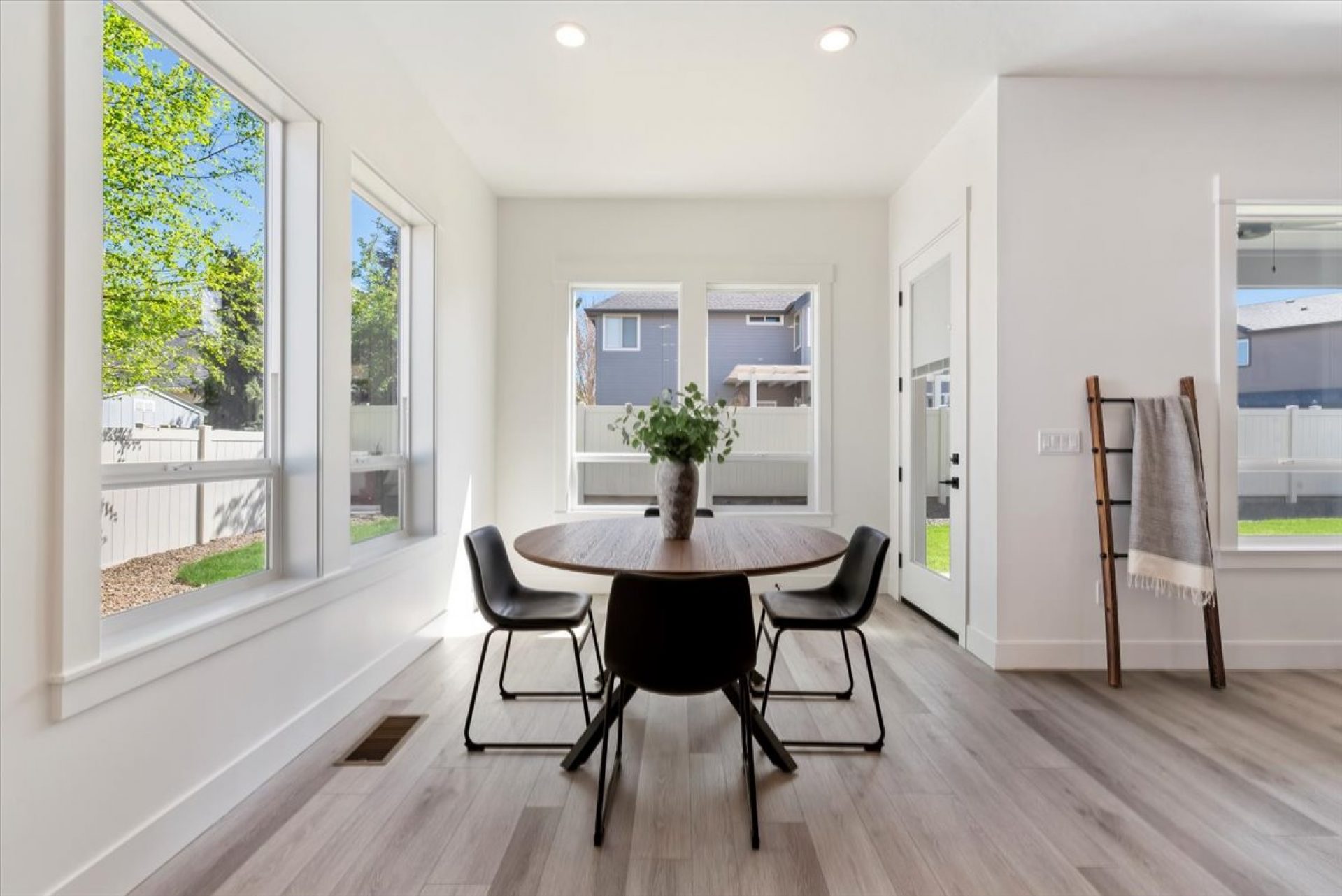 09-009_Dining Area.jpg